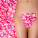 zones érogènes: des pétales de roses sur le pubis d'une femme