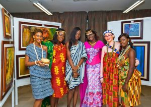 En tenue traditionnelle ivoirienne à l'exposition d'art Ysie