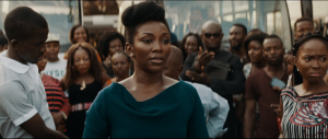 Genevieve Nnaji dans une robe verte dans la foule