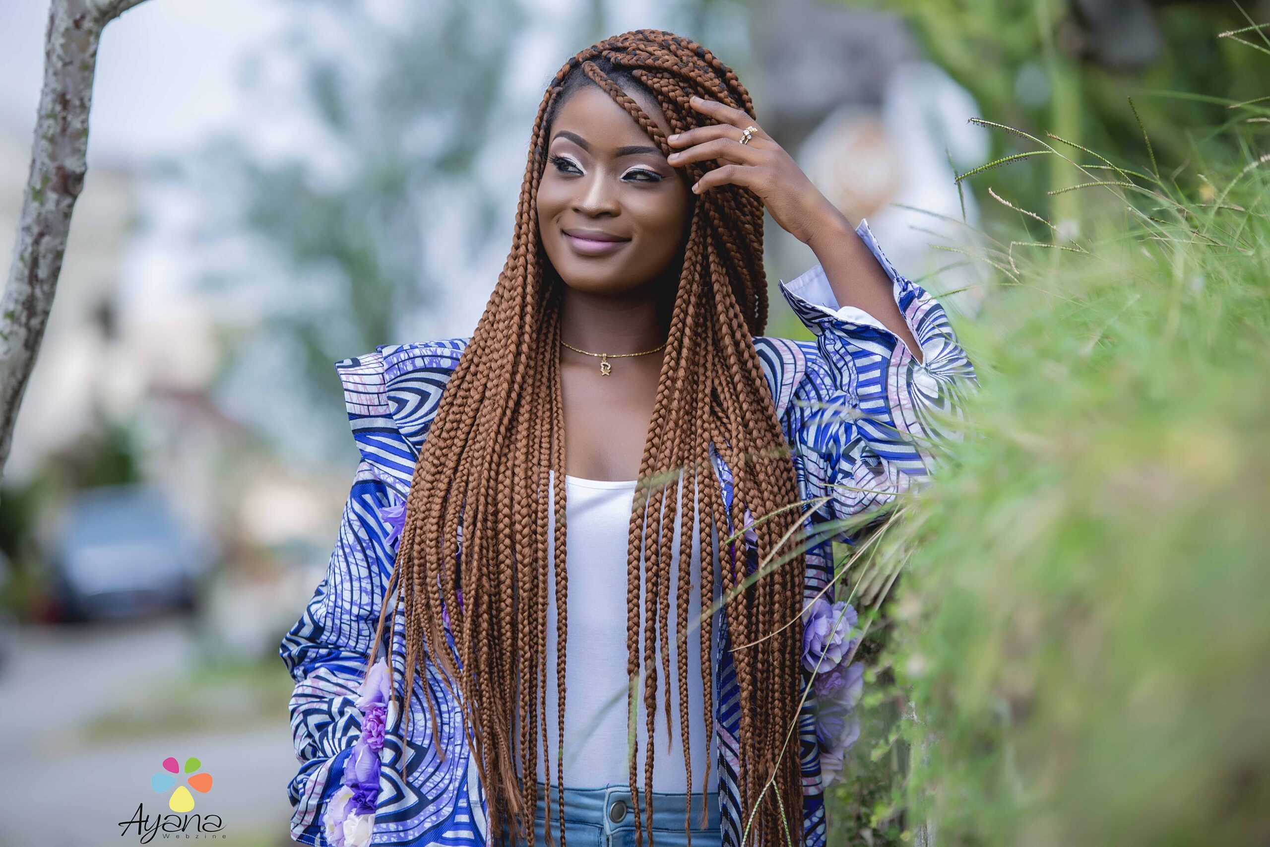 Street-Style de Nadia Kouamé: portrait d'elle souriant