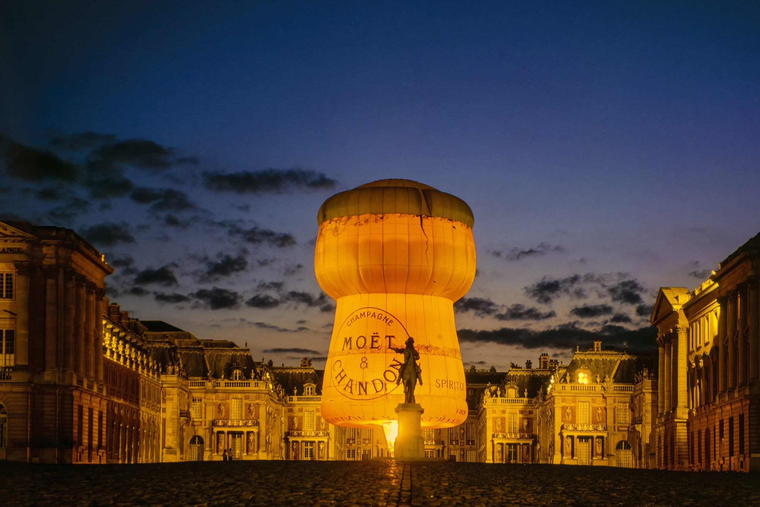 Moët & Chandon illumine les fêtes de fin d’année avec l’effervescence du champagne & l’étincelle de lumière