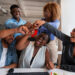 personnes-au-bureau-pendant-journee-travail (2)