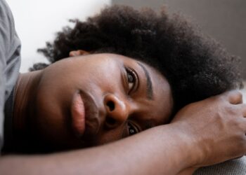 jeune-adulte-deprime-maison-freepik-ayana-sante-mentale