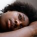 jeune-adulte-deprime-maison-freepik-ayana-sante-mentale